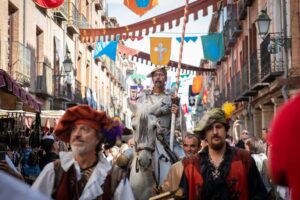 Desfile de la Semana Cervantina con personajes históricos y banderas