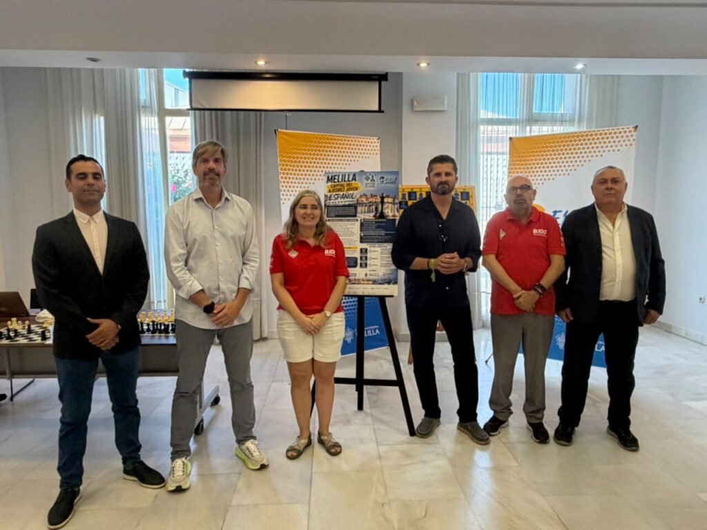 Grupo de personas en evento de ajedrez en Melilla