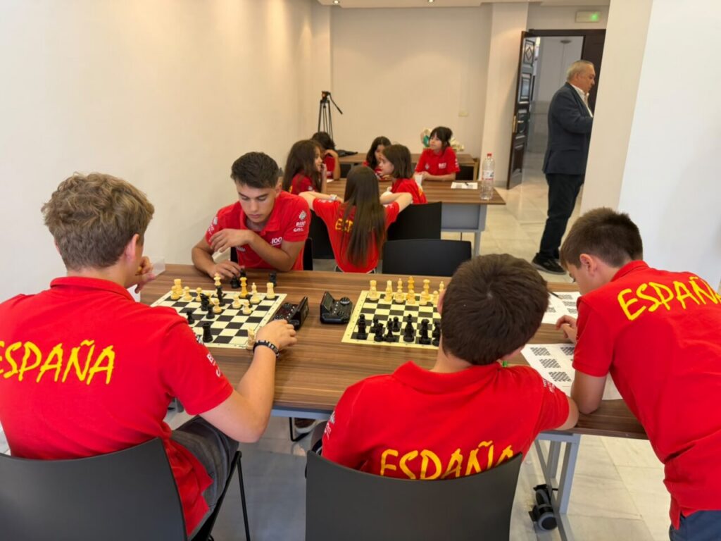 Jóvenes ajedrecistas españoles en una jornada de tecnificación en Melilla