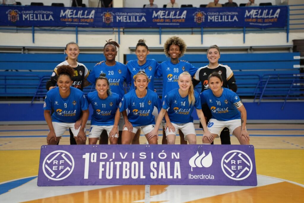 Equipo femenino de fútbol sala Melilla Torreblanca posando con uniforme azul