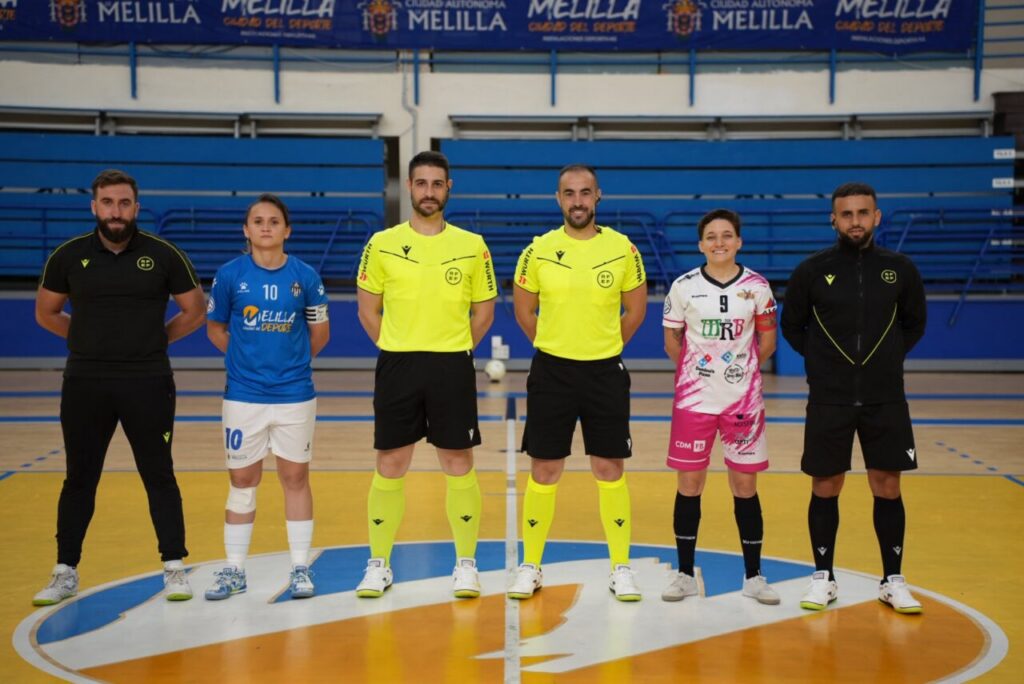 Jugadores y árbitros antes del partido de fútbol sala entre Melilla Torreblanca y Móstoles