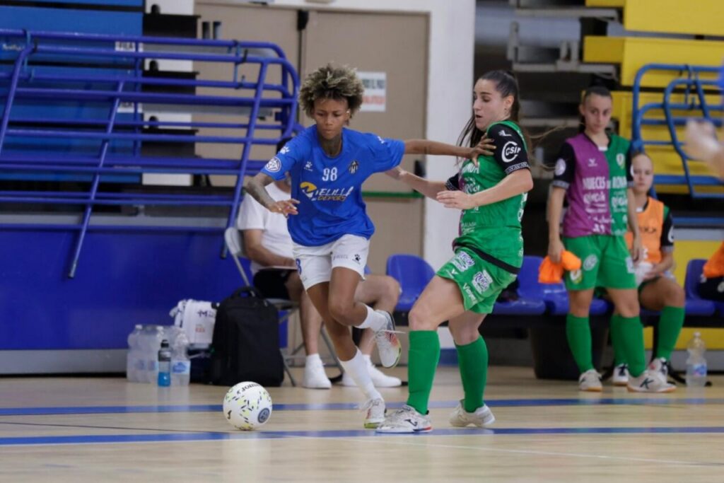Jugadoras de fútbol sala compiten en un partido del Melilla Torreblanca
