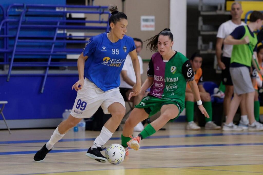 Jugadoras de fútbol sala en acción durante un partido emocionante.