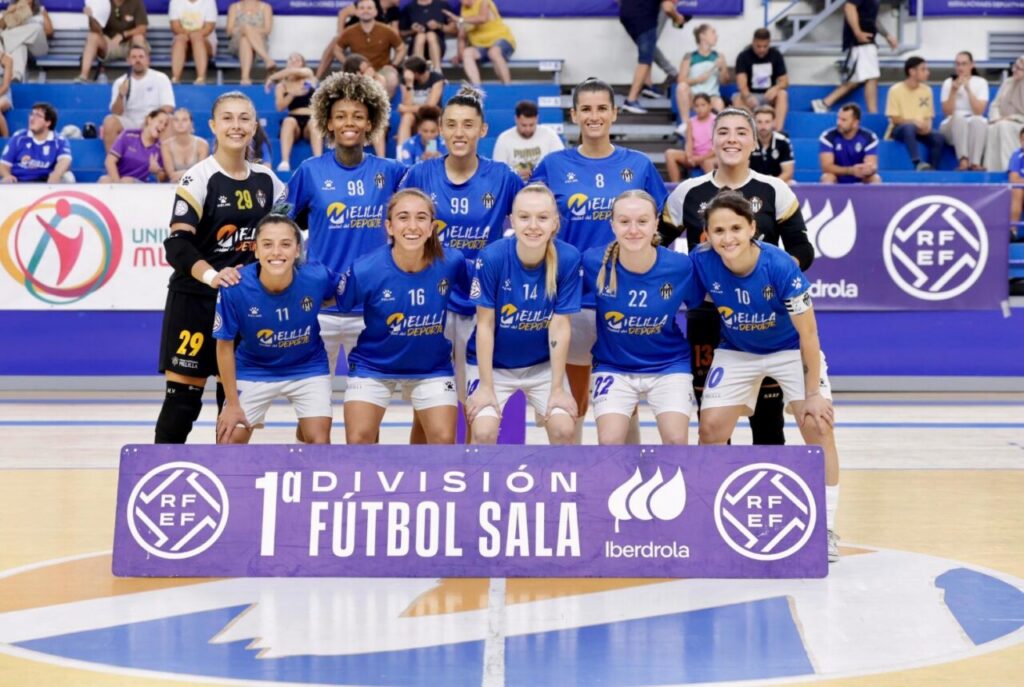 Equipo de fútbol sala Melilla Torreblanca posando con uniforme azul