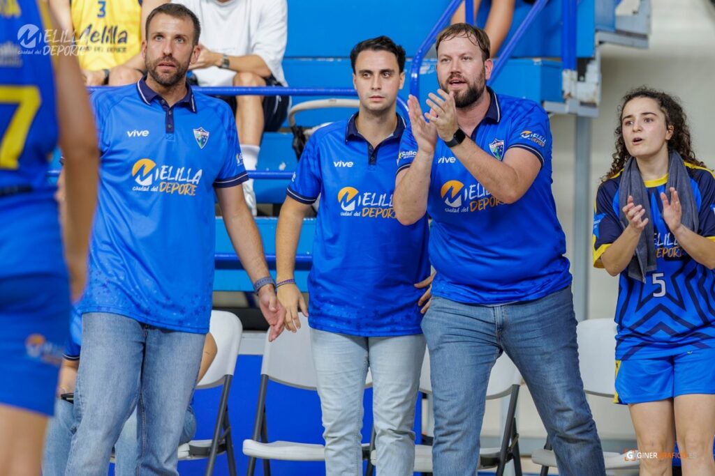 Entrenadores y jugadores animando en el Memorial Javier Imbroda