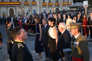 Elma Saiz en el Día de Melilla rodeada de asistentes y autoridades.