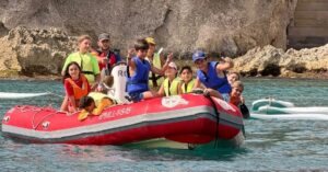 Grupo de jóvenes en una embarcación del Club Marítimo de Melilla