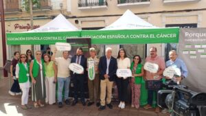 Mesa informativa de la Asociación Española contra el Cáncer en Melilla