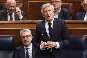 Reunión del parlamento sobre la investigación de datos de periodistas
