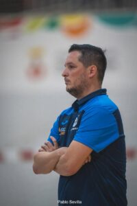 Alberto Rodríguez, entrenador del Club Voleibol Melilla, en un partido.
