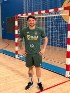 Ezequiel Alarcón posando en la cancha de fútbol sala