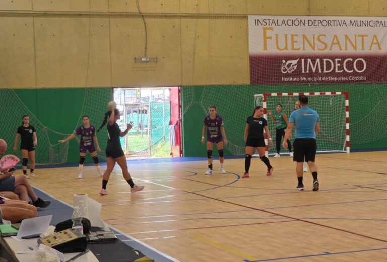 Jugadoras de balonmano en un partido amistoso entre Melilla y Adesal Córdoba