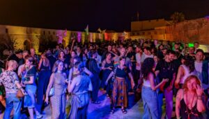 Multitud de personas disfrutando en la Pre-Party IWA Fest 2026 en Melilla