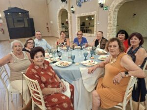 Grupo de personas celebrando el sexto aniversario de la asociación de vecinos