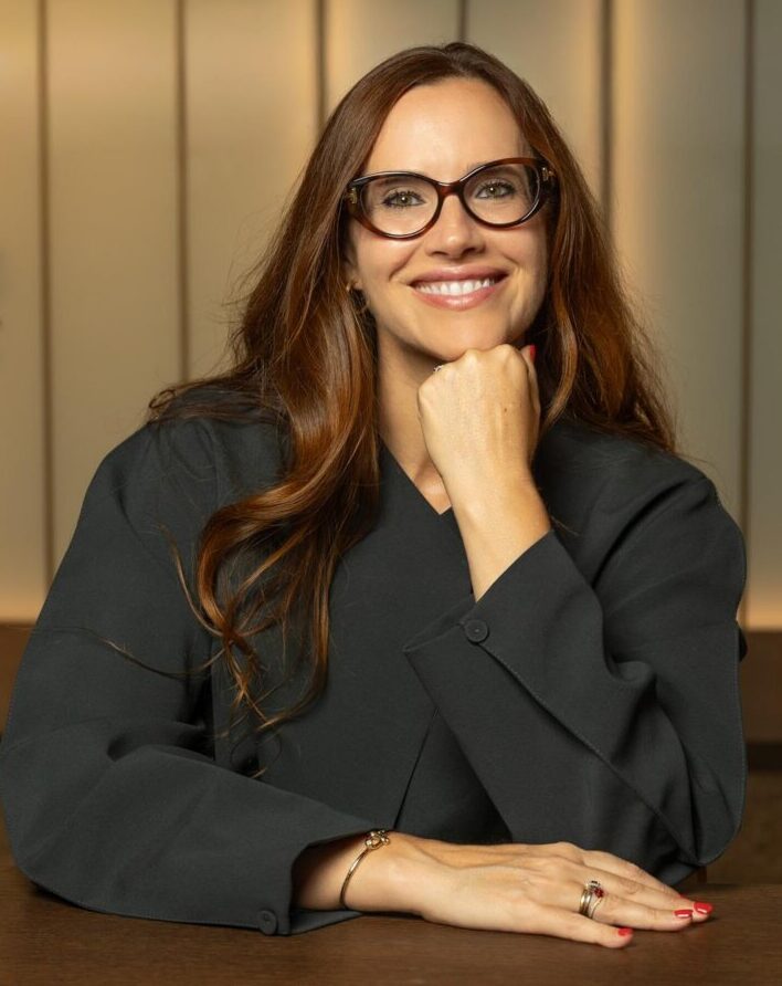 Retrato profesional en Madrid - MelillaHoy Mujer sonriente con gafas en un entorno moderno
