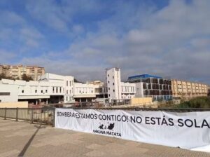 Banner de apoyo a la primera mujer bombero de Melilla en un entorno urbano