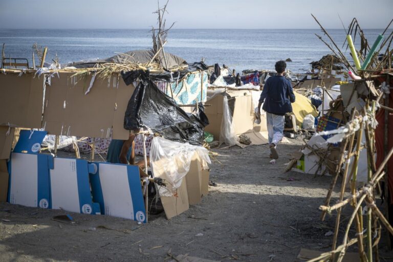 Asentamiento de migrantes en Ceuta con estructuras improvisadas