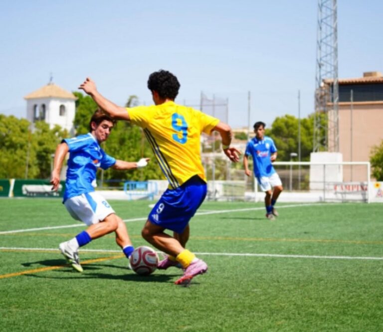 Jugadores del Atlético Melilla y Cádiz en un partido de fútbol