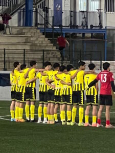 Jugadores del Atlético Melilla alineados en el campo antes del partido