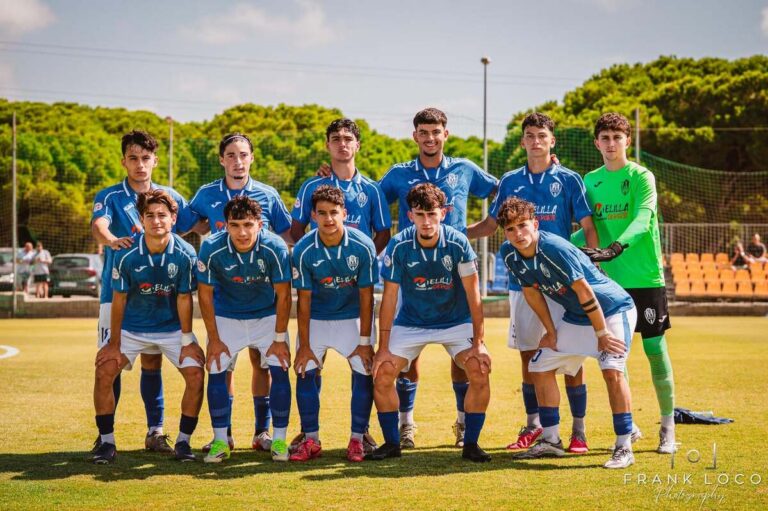 Equipo de fútbol Atlético Melilla posando en el campo