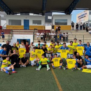 Jugadores del Atlético Melilla celebrando la victoria con camisetas de apoyo a Hugo