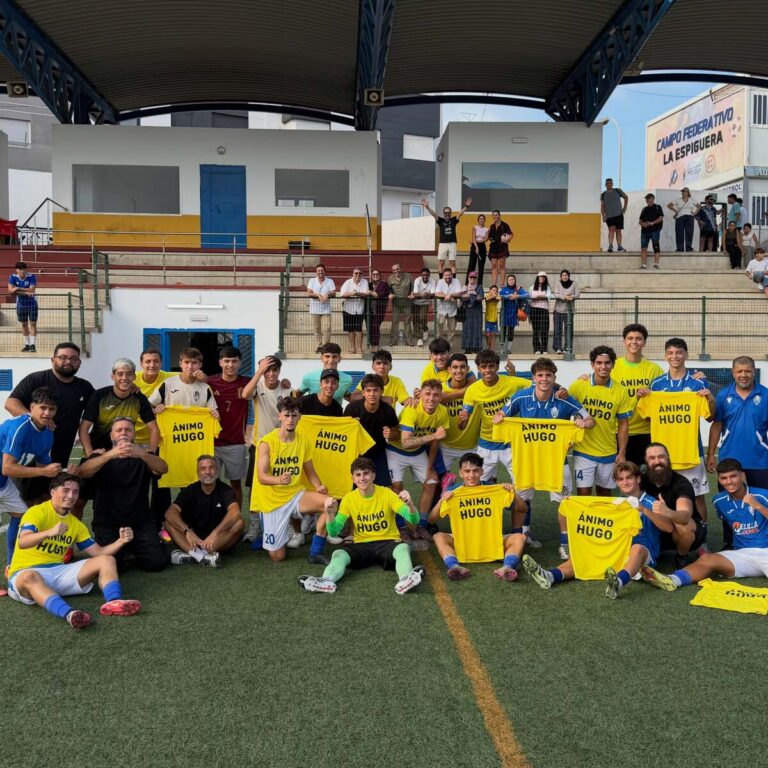 Jugadores del Atlético Melilla celebrando la victoria con camisetas de apoyo a Hugo