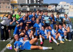Jugadoras del equipo de fútbol femenino de Melilla celebrando una victoria en el campo.