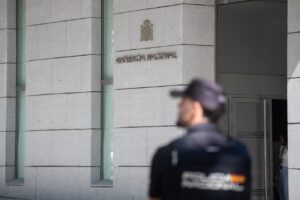 Entrada de la Audiencia Nacional con un agente de policía de vigilancia