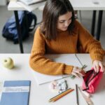 Niña organizando su estuche en un escritorio escolar