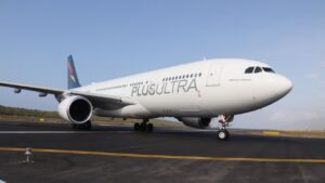 Avión de la aerolínea Plus Ultra despegando en un aeropuerto