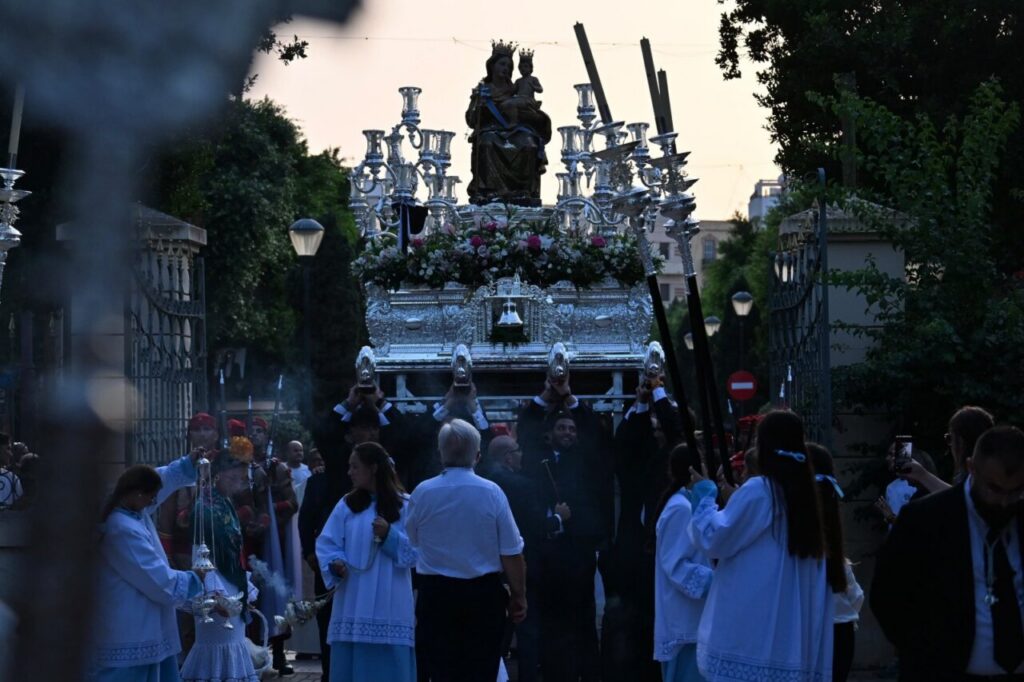 Procesión de la Virgen de la Victoria en Melilla con fieles y autoridades.