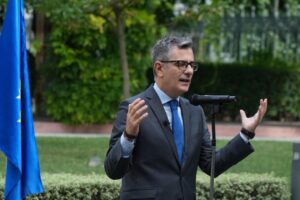 Félix Bolaños hablando sobre vivienda y expropiación en un evento