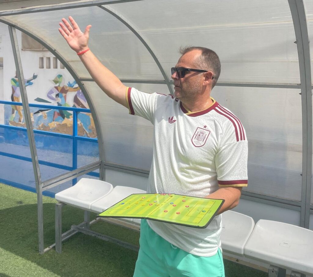 Entrenador del equipo de Bomberos de Melilla dirigiendo un partido de fútbol