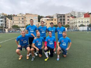 Equipo de Bomberos de Melilla posando en el campo de fútbol