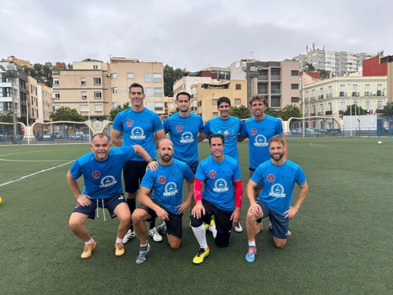 Equipo de Bomberos de Melilla posando en el campo de fútbol