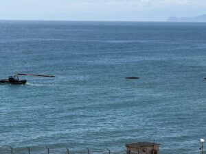 Boya neumática desinflada en la frontera marítima del Tarajal, Ceuta.