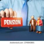Persona sosteniendo un cartel que dice pensión junto a figuras de ancianos
