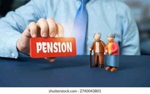 Persona sosteniendo un cartel que dice pensión junto a figuras de ancianos