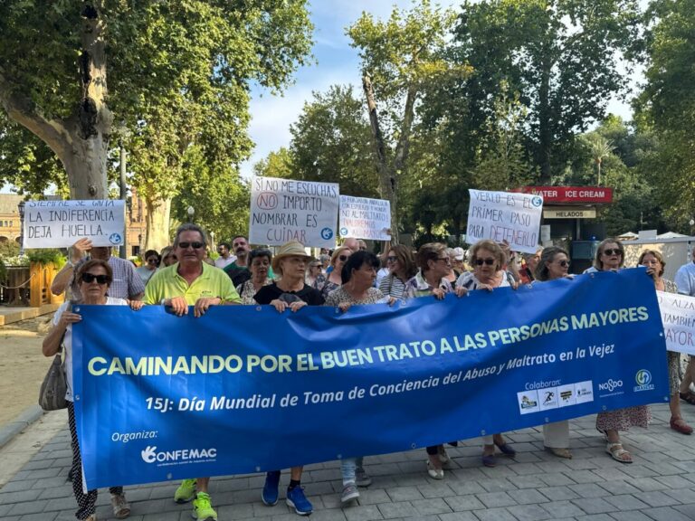 Manifestación por el buen trato a las personas mayores con pancartas