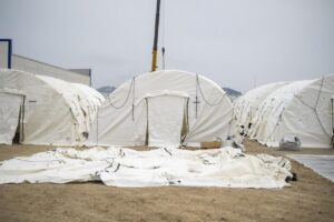 Campamento de acogida para inmigrantes en Ceuta con carpas blancas