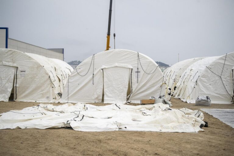Campamento de acogida para inmigrantes en Ceuta con carpas blancas