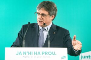 Carles Puigdemont dando un discurso en un evento político en 2026.