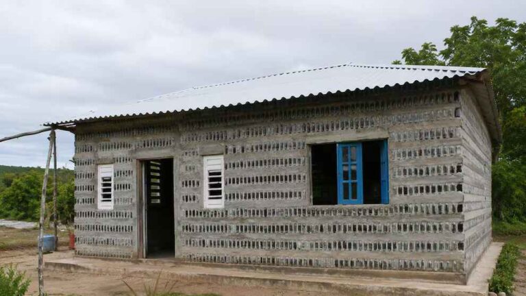 Casa de Sal construida con botellas de vidrio recicladas en Brasil