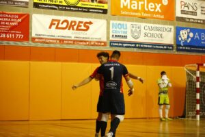 Jugadores del C.D. Melistar celebrando un gol en un partido de fútbol sala.