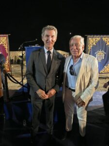 Dos hombres posando en un evento nocturno en Melilla.