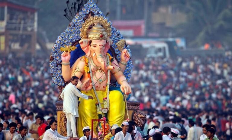 Estatua de Ganesha en una multitud durante la festividad de Ganesha Chaturthi