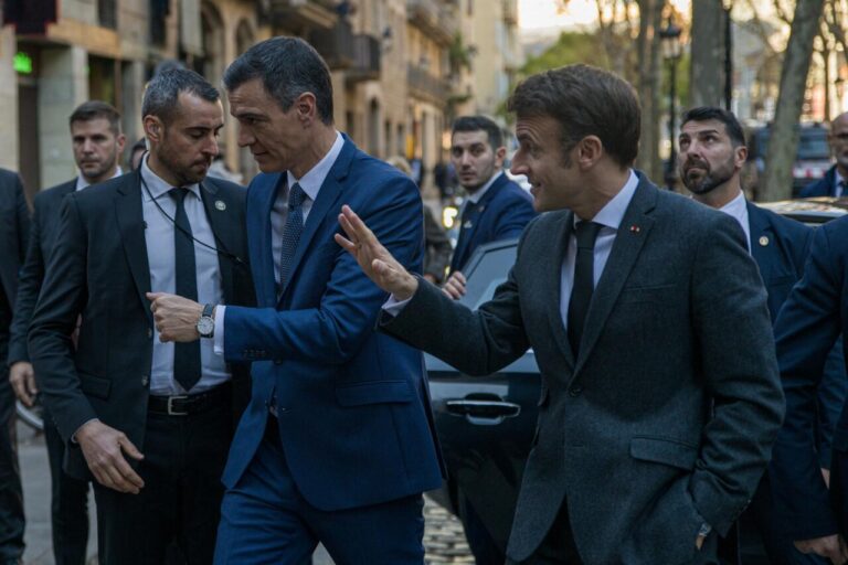 Emmanuel Macron y Pedro Sánchez conversando en un evento oficial
