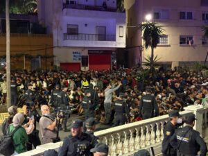 Multitud de inmigrantes en las calles de Ceuta rodeados por la policía