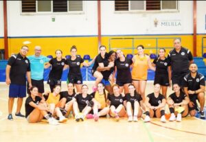 Jugadoras y entrenadores del Club Balonmano T-Maravilla Melilla en un evento deportivo