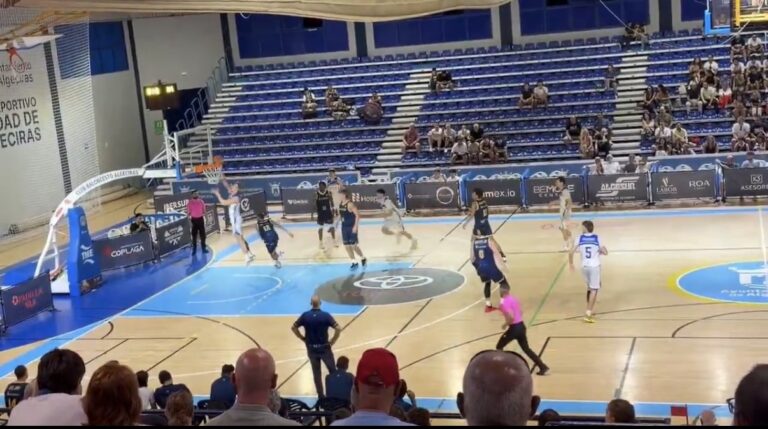Jugadores del Club Melilla Baloncesto en acción durante un partido